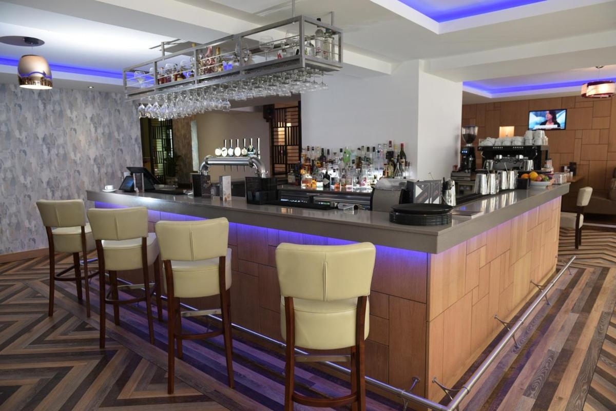 The City Hotel ดันเฟิร์มลิน ภายนอก รูปภาพ